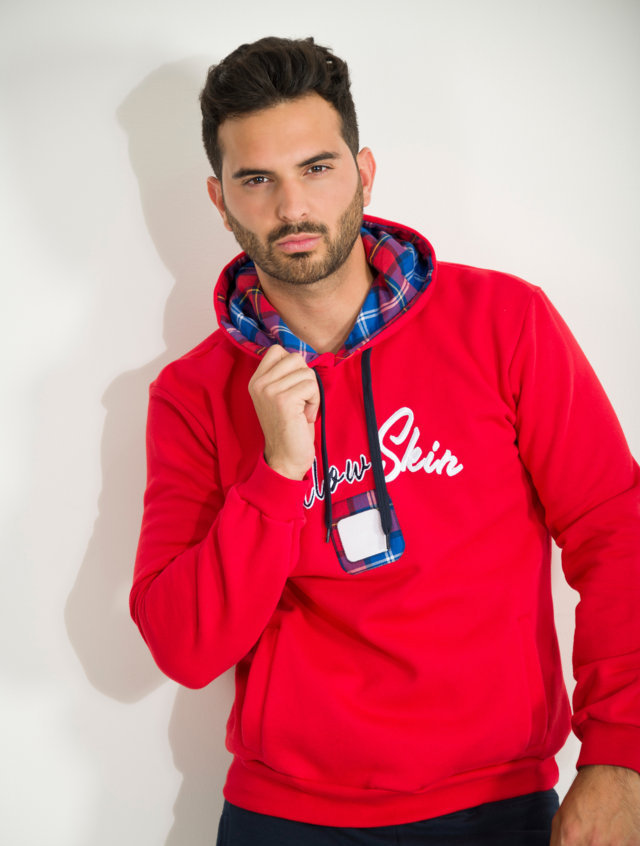 sudadera roja con capucha hombre