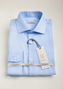 Camisa celeste hombre traje